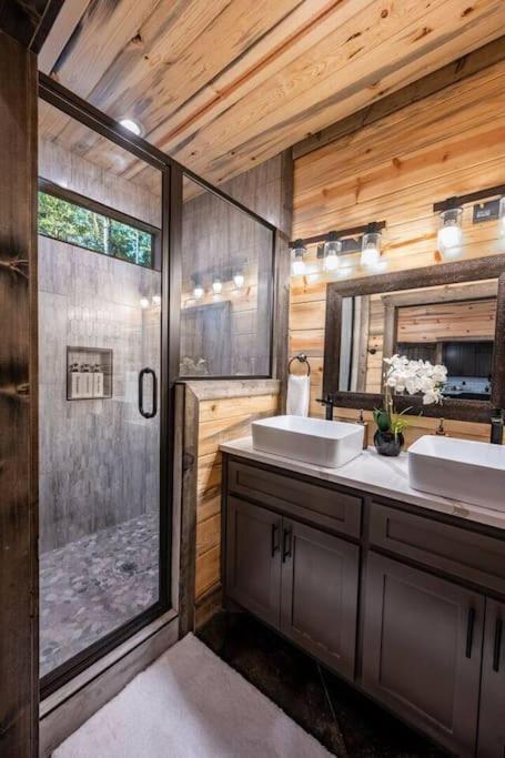 The Blaylock Cabin, 2 King, Hot Tub, Pet Friendly! Broken Bow Luaran gambar