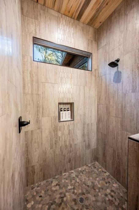 The Blaylock Cabin, 2 King, Hot Tub, Pet Friendly! Broken Bow Luaran gambar
