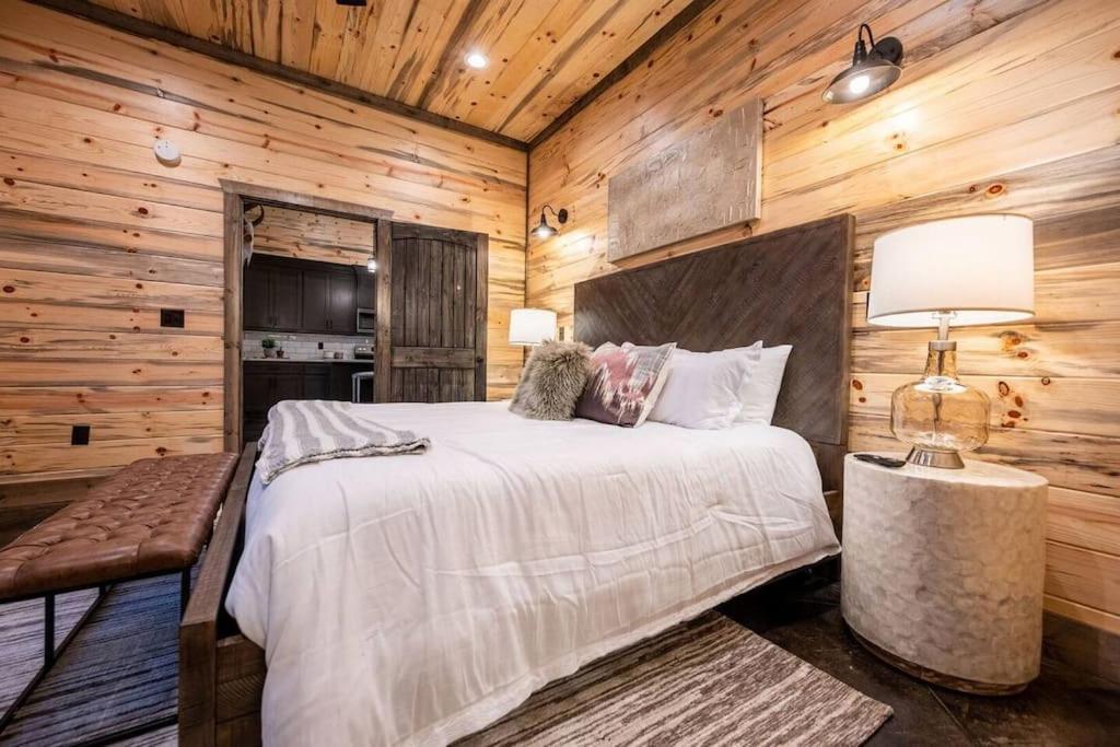 The Blaylock Cabin, 2 King, Hot Tub, Pet Friendly! Broken Bow Luaran gambar