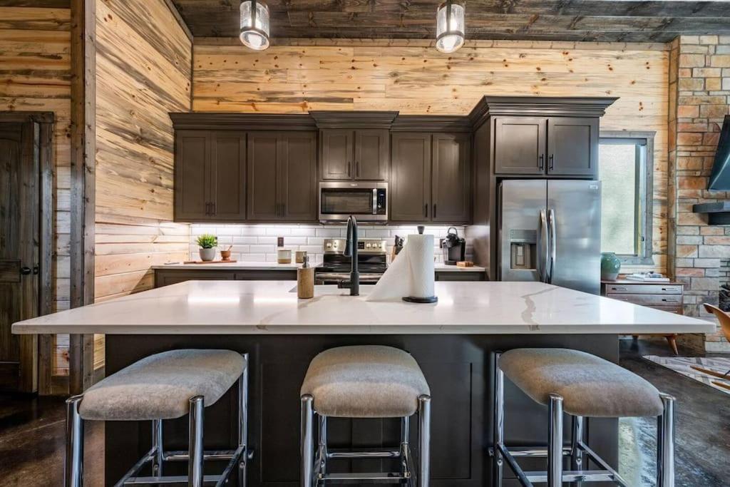 The Blaylock Cabin, 2 King, Hot Tub, Pet Friendly! Broken Bow Luaran gambar